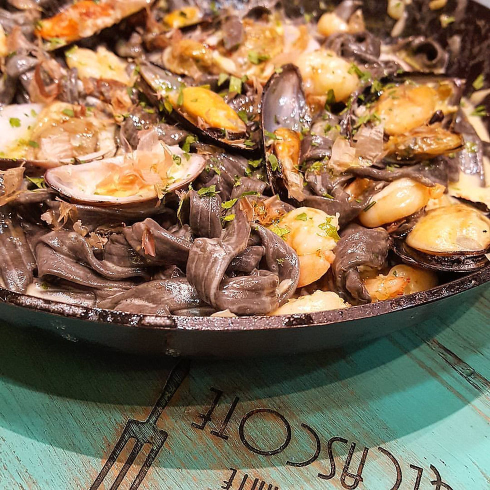 Fetuccini Nero di Sepia con Mariscos!