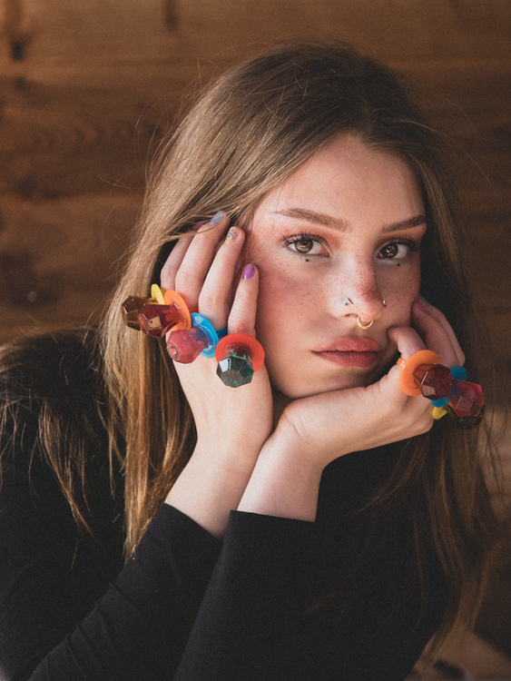 model with lolly rings 
