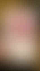 Ein Leser hält das Buch in der Hand und zeigt es her.