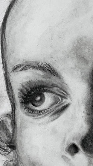 Là où le temps se tait, portrait au crayon de papier noir et blanc. détail sur l'oeil droit et le nez. regard intense, les ombres sont subtiles