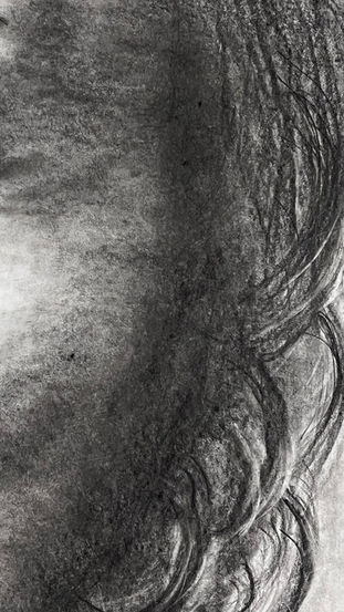 Là où le temps se tait, portrait au crayon de papier noir et blanc. détail sur la joue et les cheveux. les ombres sont subtiles mais intenses, la chevulre détaillées. Crée par VB-ARTS Virginie BERGAR
