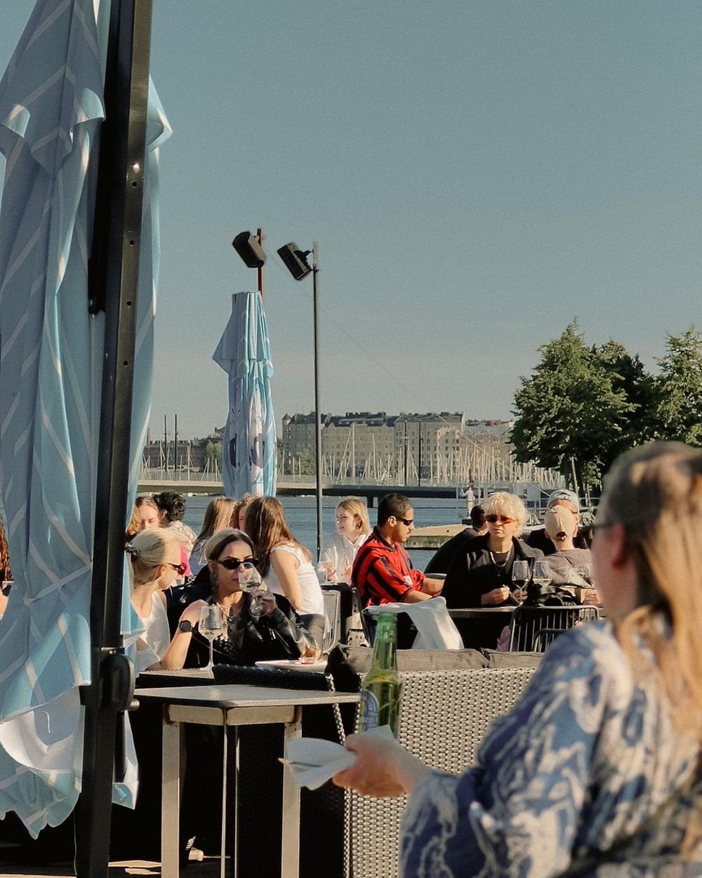 Helsingin terassilla ihmisiä juomassa ja nauttimassa