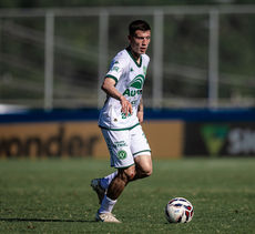 Volante da base da Chapecoense faz primeira partida como titular do time na Série B em 2025