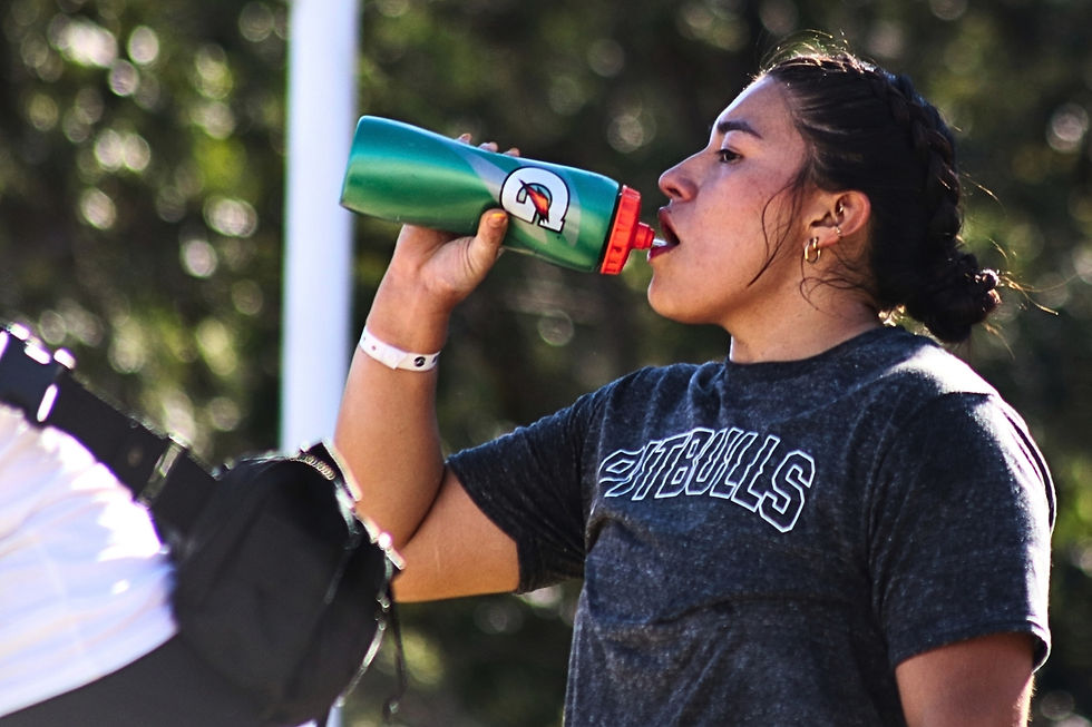 Atleta femenil Pitbull de alto rendimiento hidratándose con squishy