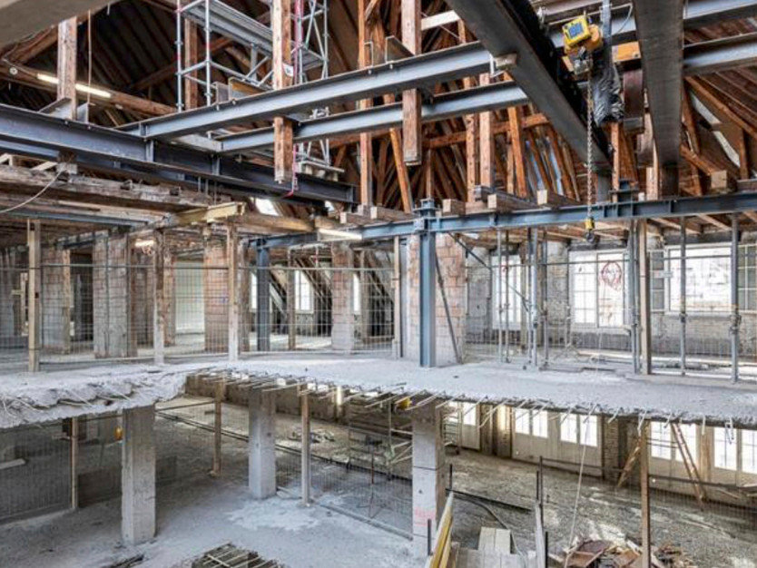 Projektart: Umbau und Sanierung
Funktion: Bauführung Umbau, Angestelltenverhältnis
Leistungsumfang:
Verantwortung für die Arbeitsvorbereitung, AVOR, des Rohbaus
Erstellung und Steuerung des Rohbau Terminprogramms
Führung und Koordination der Subunternehmer
Nachtragsmanagement sowie Regieabwicklung
Kostenkontrolle sowie Mitwirkung bei der Schlussabrechnung
Spezielles:
Eingriffe in die bestehende Tragstruktur
Komplexe statische Abbrucharbeiten sowie Abfangungen
Anspruchsvolle Sichtbetonarbeiten