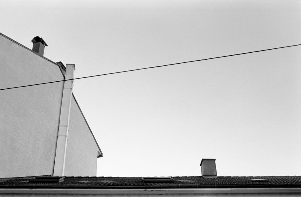foto of house with no windows and power line