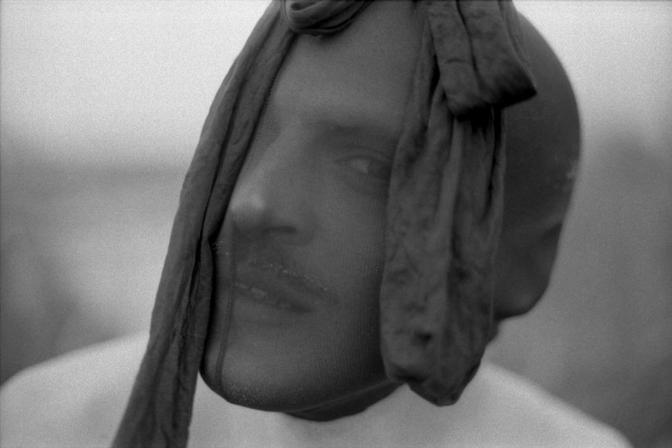 black mask portrait, nylon mask, black and white foto
