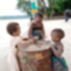 Spielende Kinder am Strand