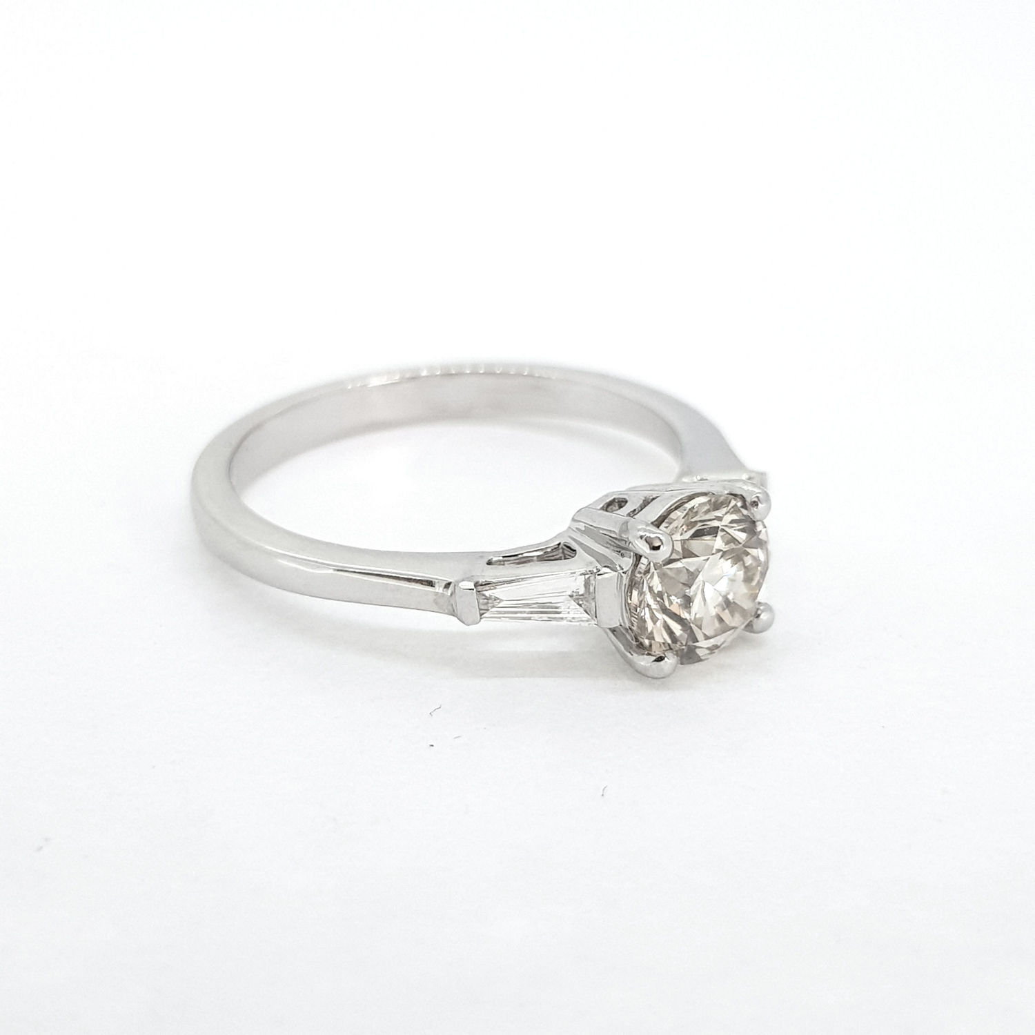 Solitaire diamond with baguette shoulders D1.09Cts