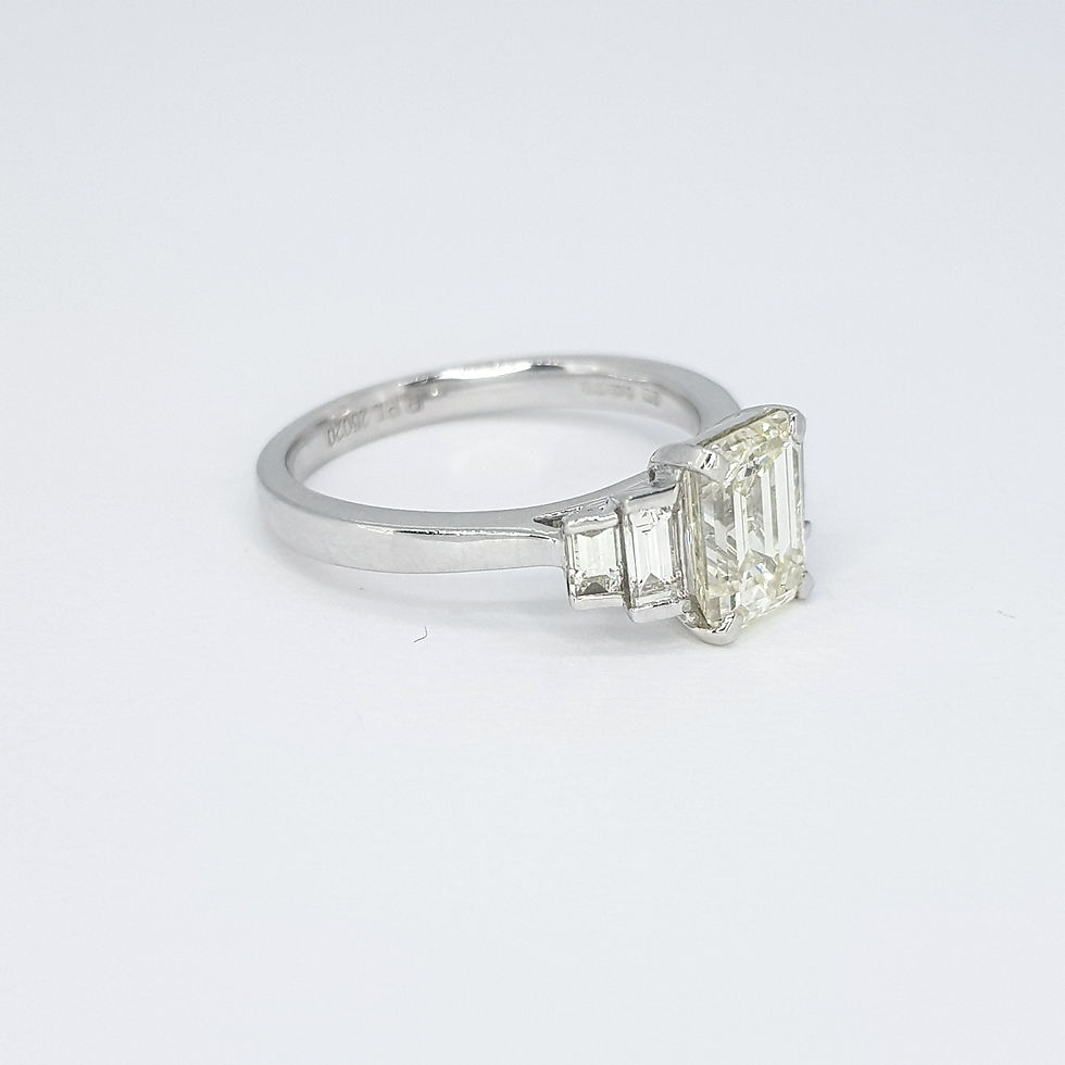 Platinum Emerald cut diamond ringD1.54CTSX0.43CTS