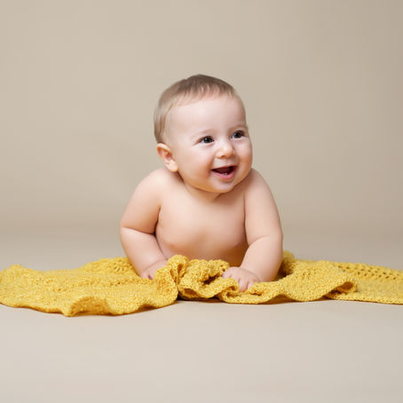Quel est le meilleur âge pour une séance photo bébé ? Découvrez pourquoi 6 à 12 mois est une période idéale pour photographier votre bébé naturellement.