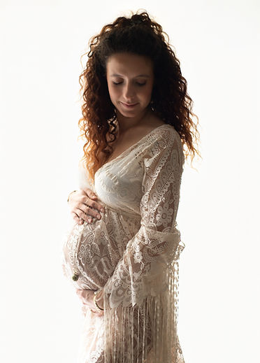 photo d'une future maman dans une dentelle, fond lumineux et sobre, photo artistique