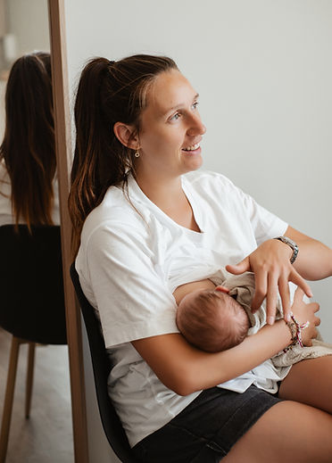 Maman allaitant son bébé avant le bain sensoriel
