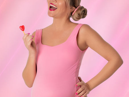 Femme enceinte en body rose séance photo maternité