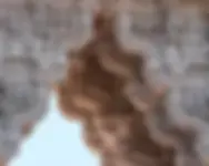 Una vista detallada de arcos de piedra intrincadamente tallados de la arquitectura antigua, que muestra delicadas figuras y patrones ornamentales, mejorada mediante tecnología de escalado de imágenes con IA para revelar con mayor claridad las texturas finas y la artesanía.