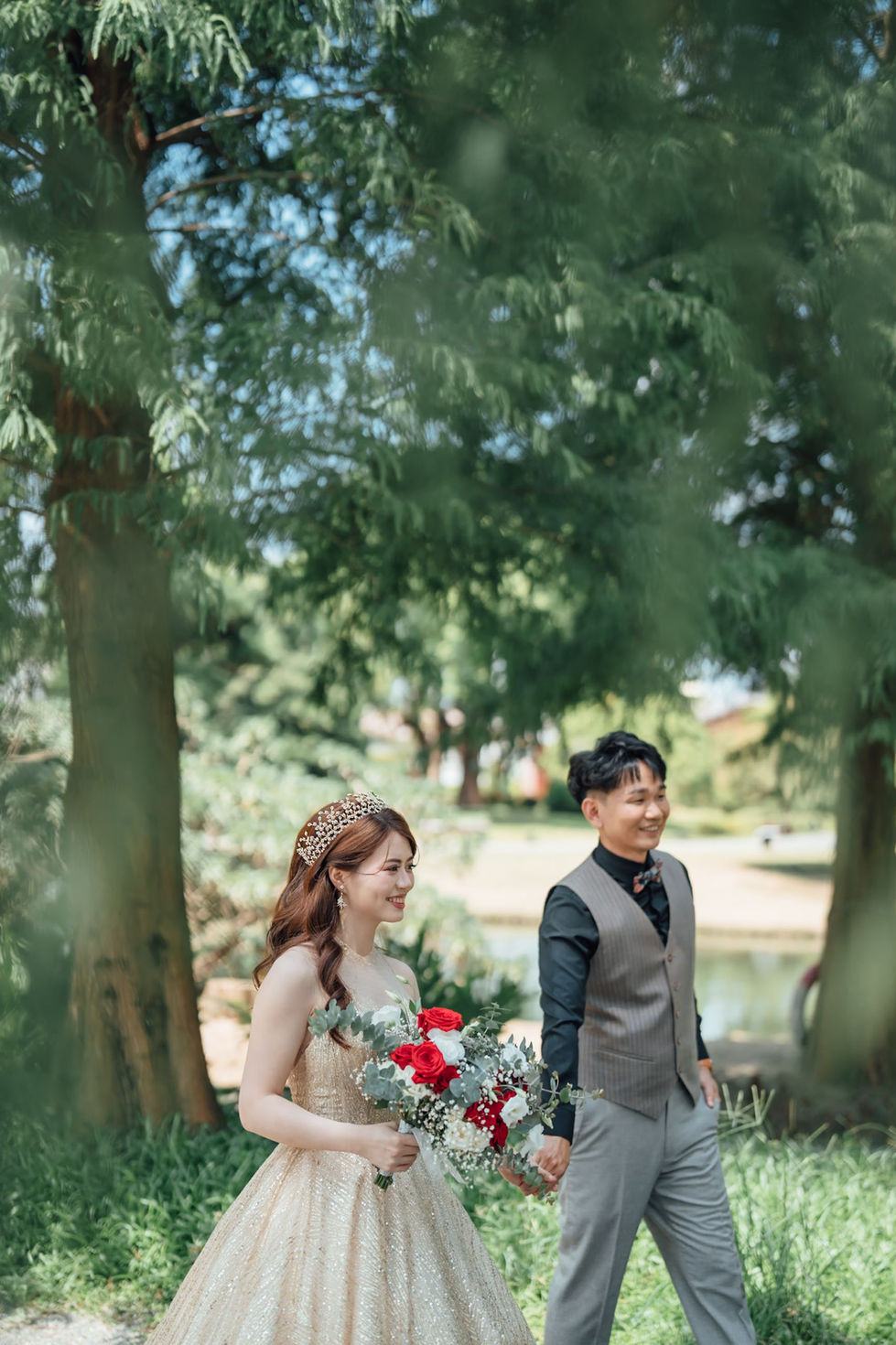 最受推薦的婚攝匡匡，是六便士攝影團隊的攝影師，他在彰化，著名的成美文化園，進行了婚禮攝影，採取自然風格的婚禮紀錄，場地是在松柏軒，是讓人安心又喜愛的攝影師。