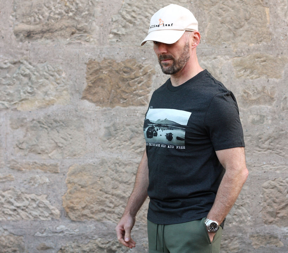 Achlaise tee + sand cap + khaki shorts