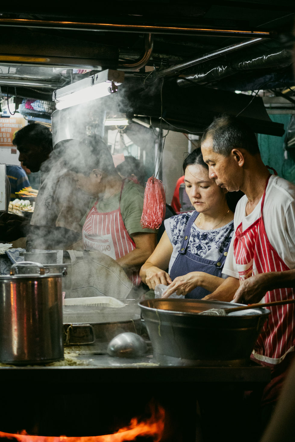 Chaque soir, les locaux font la file sur plusieurs mètres devant ce stand pour se procurer un plat de nouilles chinoises
