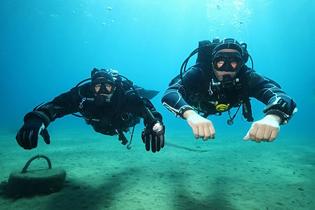 PADI Drysuit Diver - Divers Using Drystuis