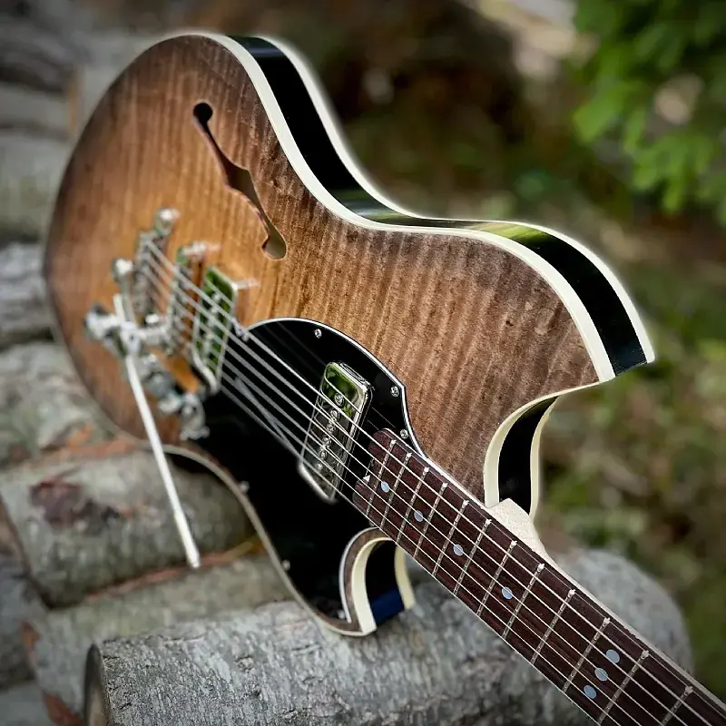Thumbnail: Goatrock Guitars Tomahawk