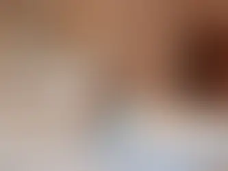 מכחולים וכלי קרמיקה על שולחן בקולור קפה