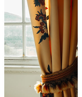 Carte postale - Derrière le rideau.jpg