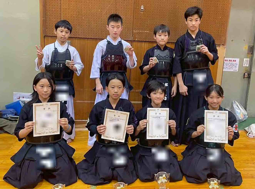 【大会風景④】 敢闘賞に輝いたトウワ、入賞者たちとの一枚📊 真剣な眉間のシワと引き締まった口元からは「まだまだできる」という強い思いが伝わってきます💪 得意の面打ちで5回戦まで勝ち進む活躍を見せながらも、満足の表情は一切なし😤 次の大会への決意が既に芽生えている瞬間を捉えました🔥 この悔しさをバネに、さらなる高みを目指す剣士の眼差しに注目です⚔️