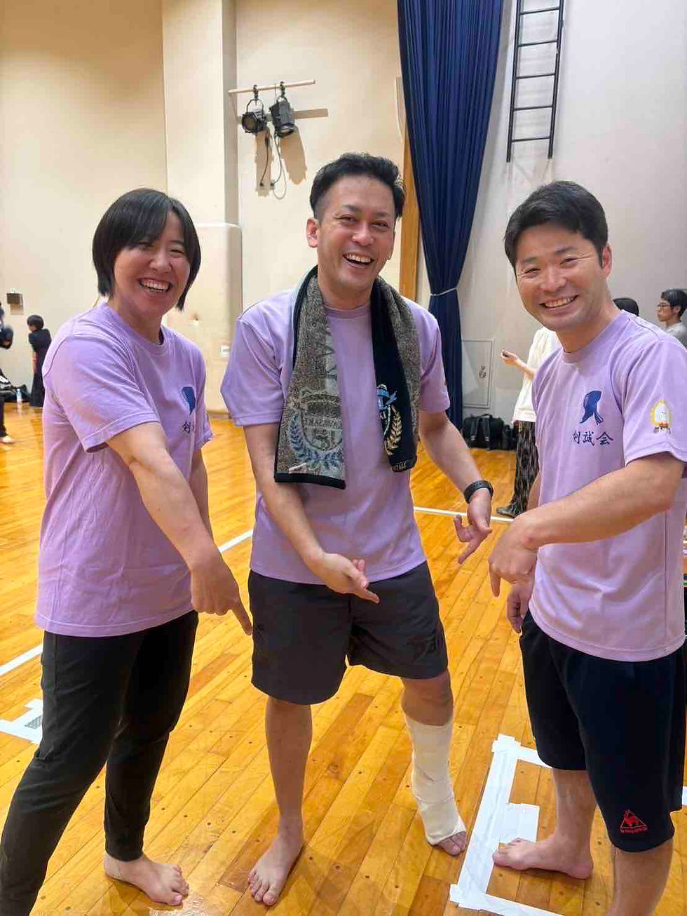 先月アキレス腱を怪我してしまった野村先生の左足を労う近藤先生ご夫妻とのスリーショット📸 剣道における怪我の統計📊では、アキレス腱断裂(10.4%)と腰痛(10.0%)が特に多いとのこと(出典:公益財団全日本剣道連盟HP 🏥 ささき整形リハビリテーションクリニック院長 佐々木 健先生)。野村先生、道場で一緒に練習できるのを楽しみにしています💪🙏✨