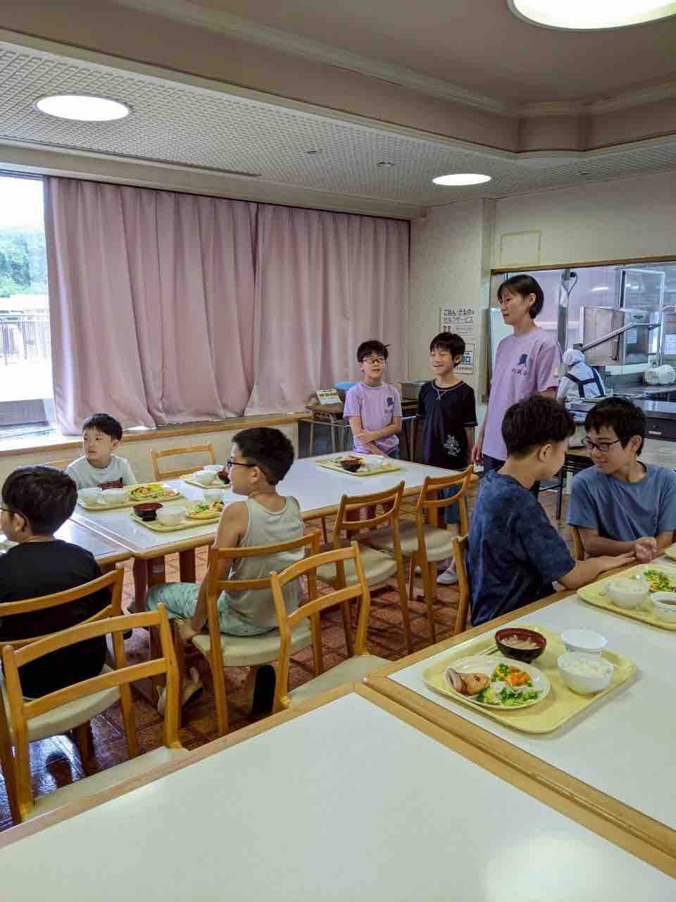 いただきます、の挨拶の準備をするリュウタとヨウタ🍚