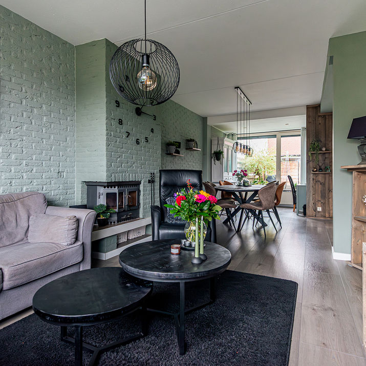 Interieur met groene accenten en warme, natuurlijke materialen