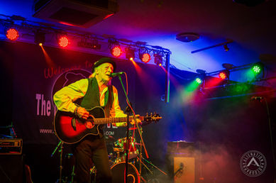Del from Stray performing live at The Northcourt LIVE Abingdon