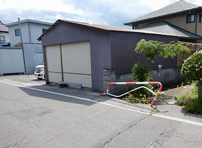 破損した横断防止柵