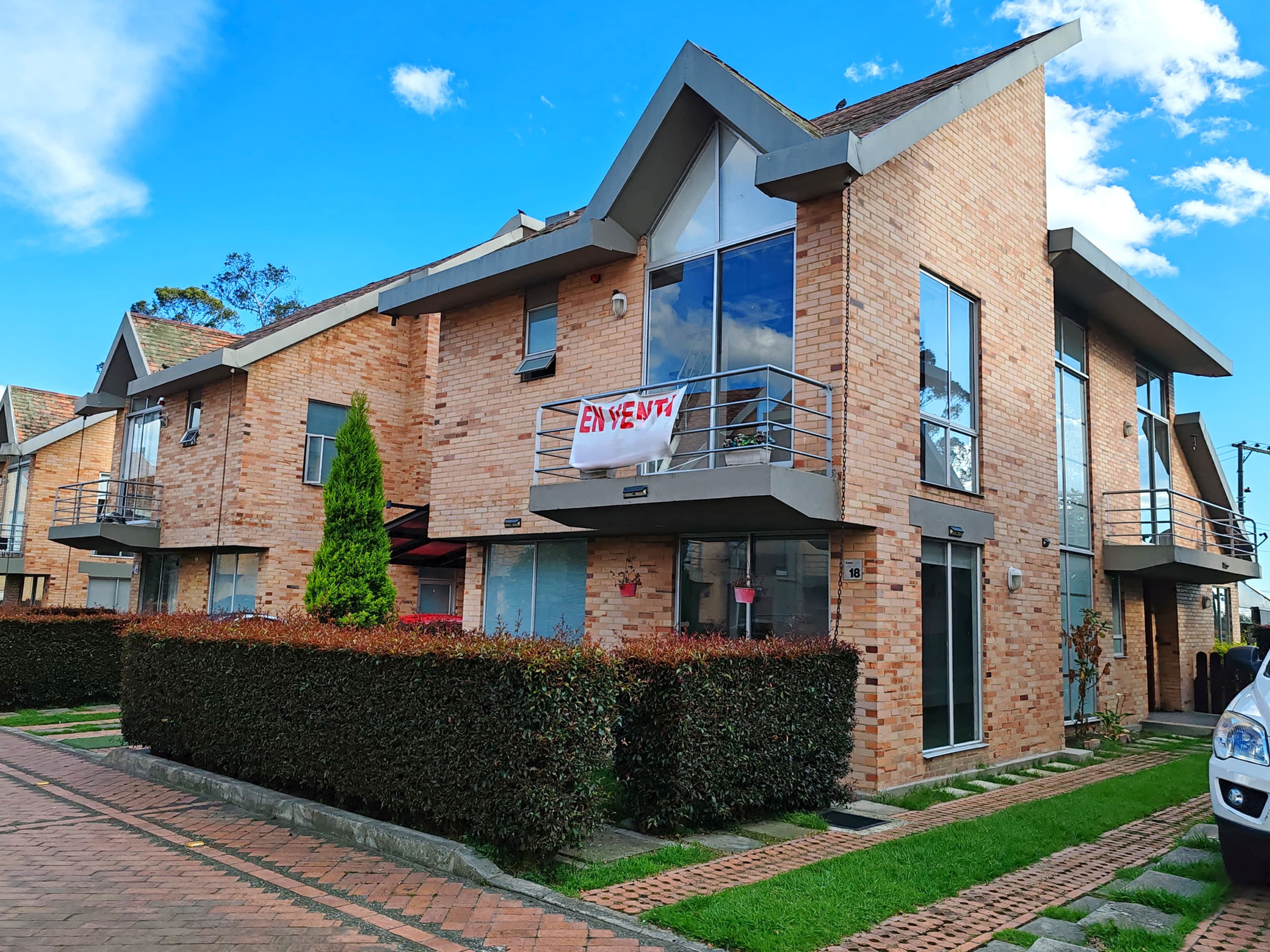 HOUSE FOR SALE | 4 BEDROOMS - 4.5 BATHROOMS - 5 GARAGES | LA BALSA - CHIA