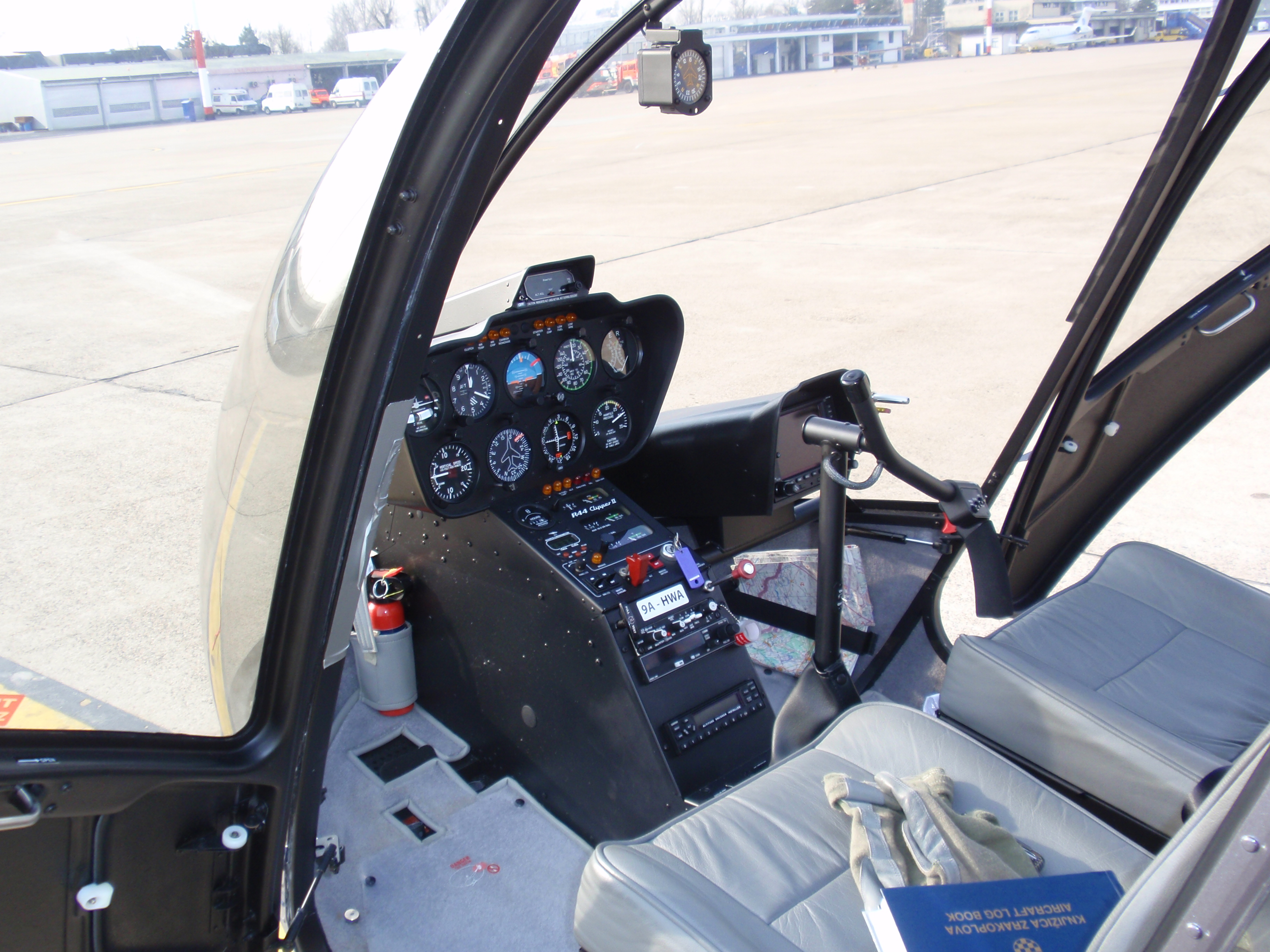 Robinson_R44_cockpit