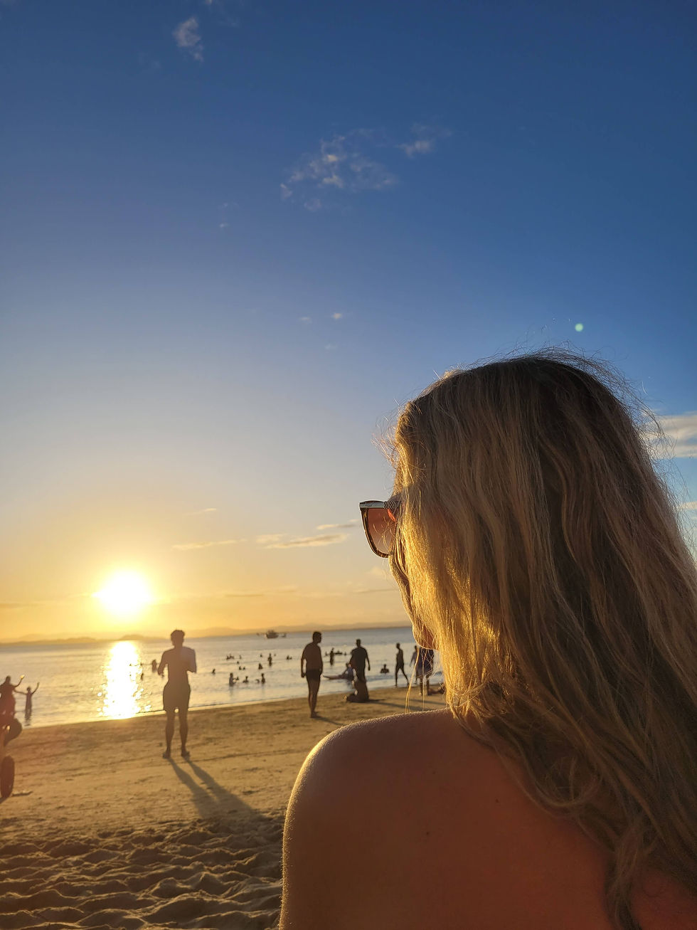 Praia de Itaipú de Fora na Bahia assintindo um pôr do sol maravilhoso
