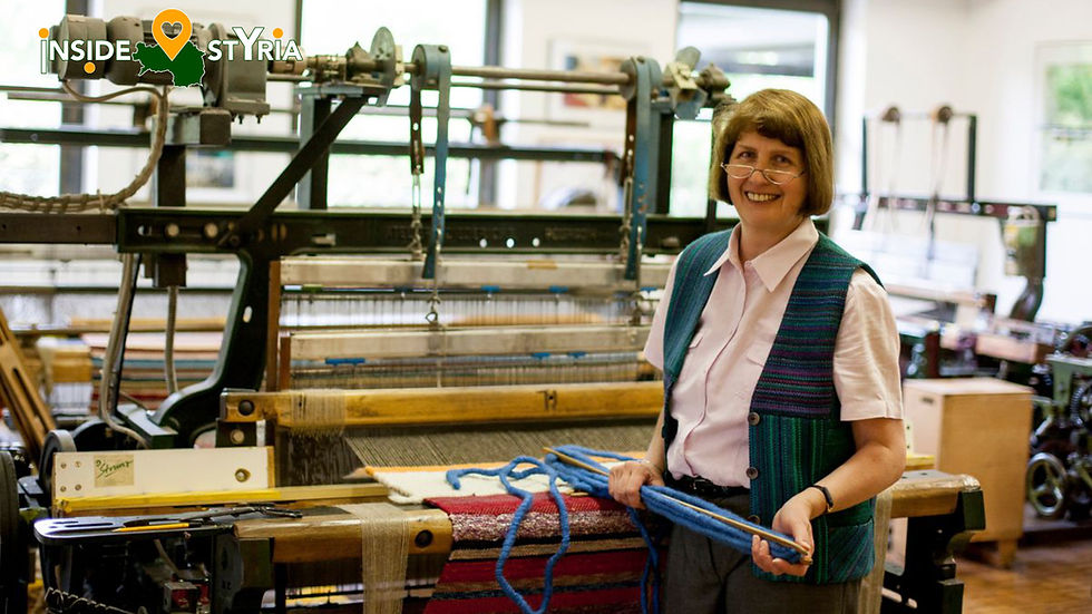 regina strunz am webstuhl