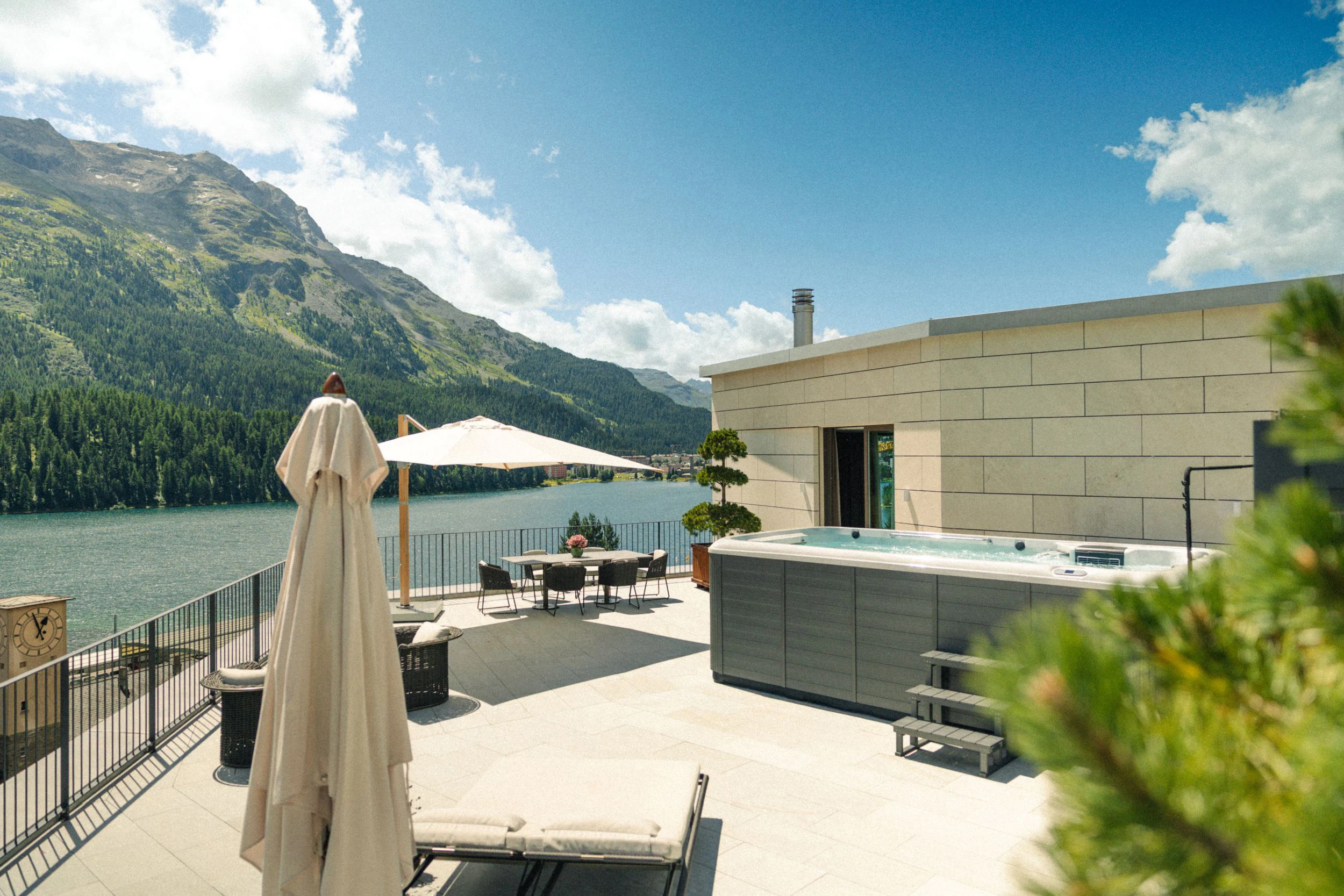 Penthouse Grace extérieur : terrasse-toit 165 m², jacuzzi surplombant lac gelé & Piz de la Margna. L