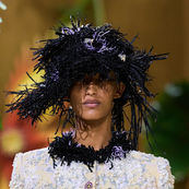 Chanel réinvente le conte de fées à travers une haute couture en mouvement