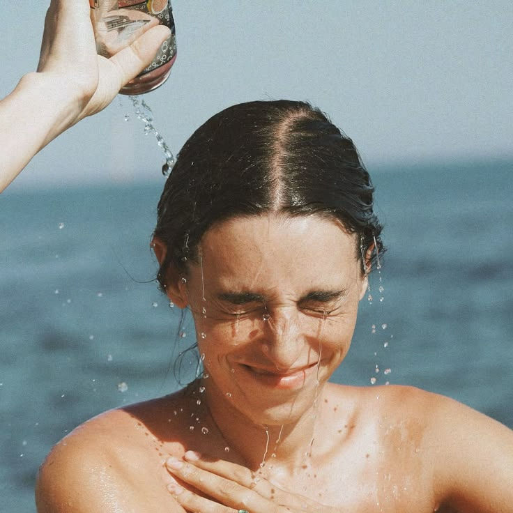 Après la mer, la peau change de rythme : trois soins hydratants pour prolonger les bienfaits de l'été