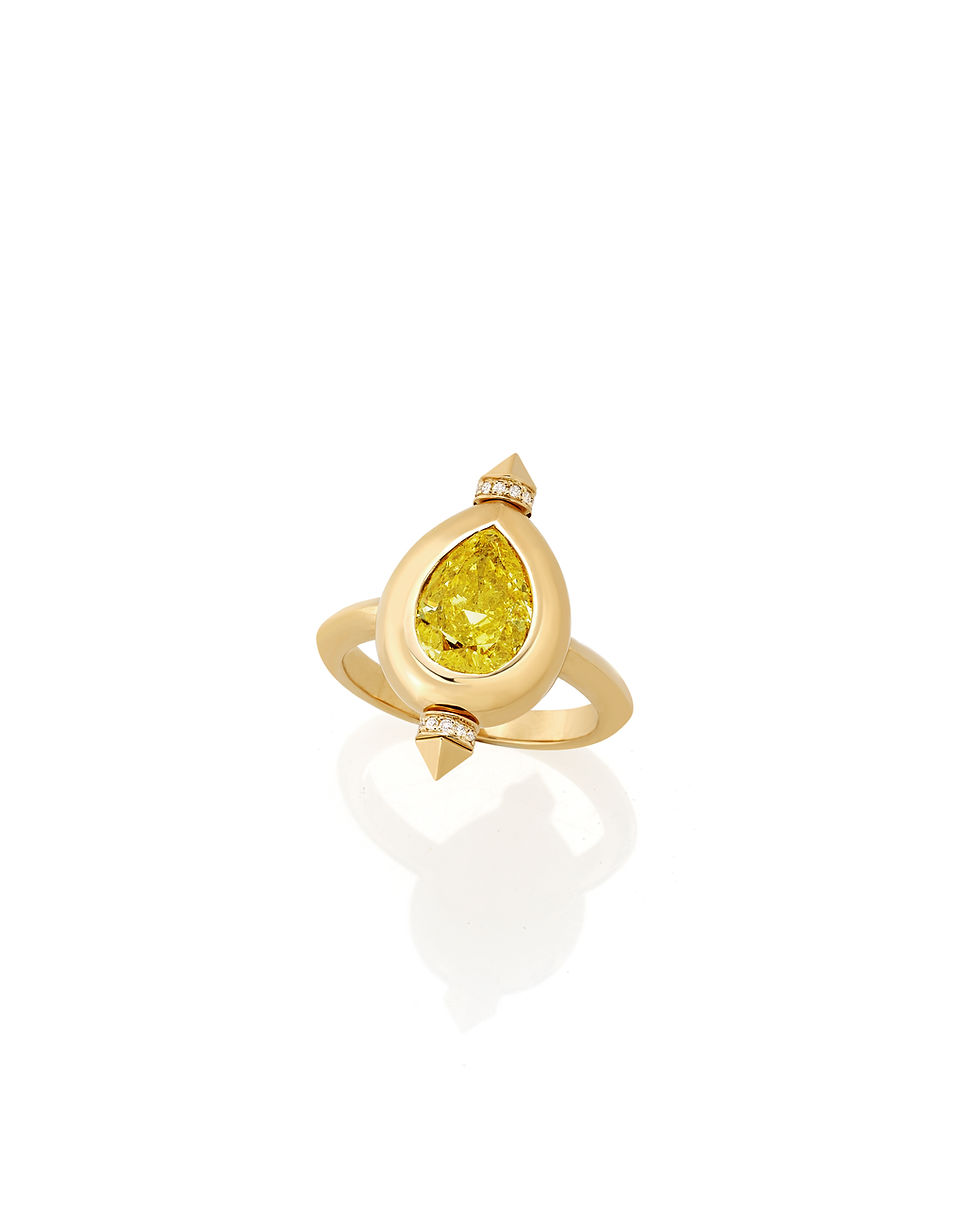 Anello impreziosito da un diamante giallo con taglio a pera, © Sahag Arslanian
