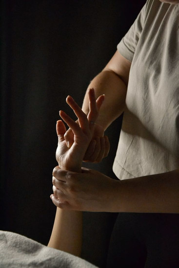 Un gesto lieve, una pressione mirata, un rilassamento profondo.