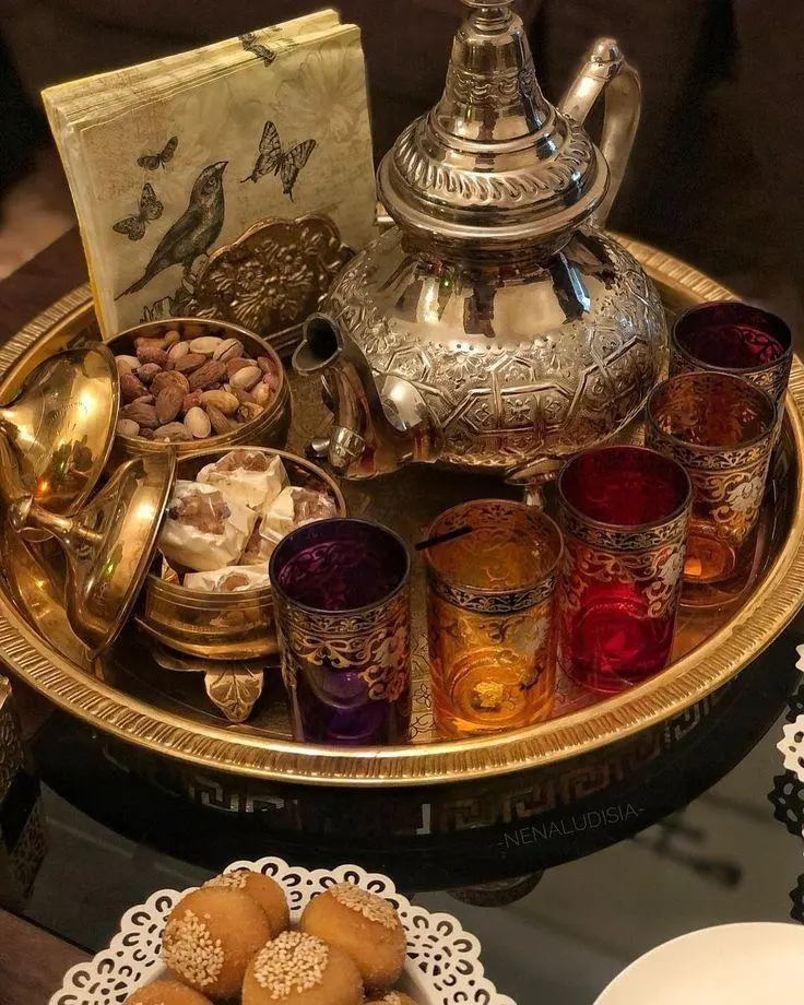 Table typique des gâteaux traditionnels Algériens, Makrout Elouz, Thè. @P