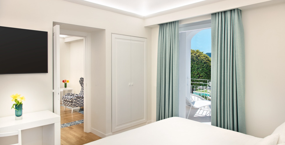 Chambre suite Suite avec terrasse privée et piscine plongée chez Pazziella – vue Méditerranée