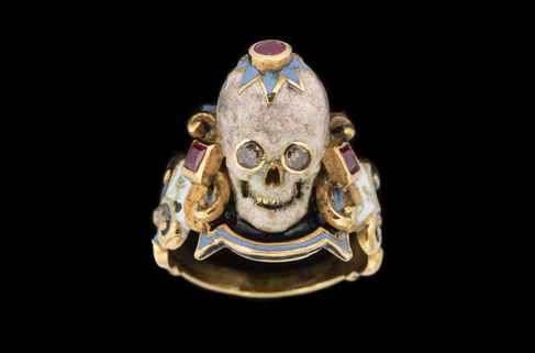 Anello a teschio in oro 18 carati. © Codognato