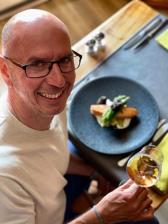 Le chef Serge Coustrain-Jean et ses plats au restaurant Les Sources, à Villecroze