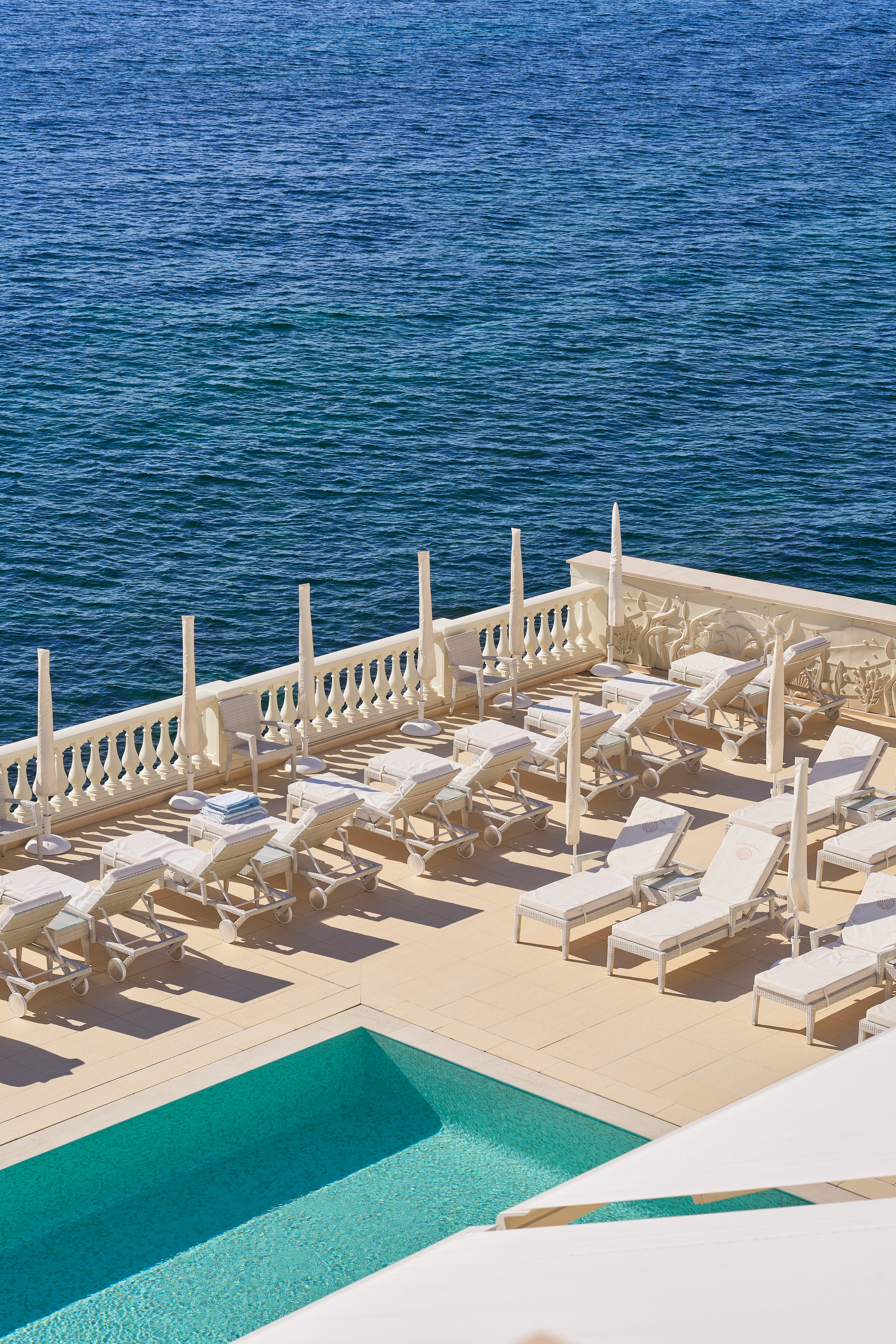 Vue extérieure d'une suite vue sur mer. @La Réserve