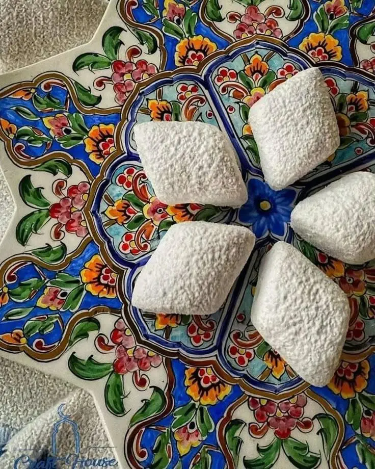 Table typique des gâteaux traditionnels Algériens, Makrout Elouz, Thè. @P