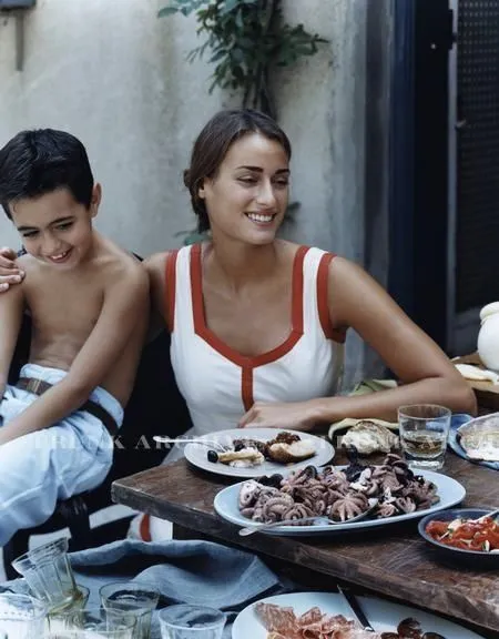 Une famille du Sud, réunie autour d’un repas généreux où chaque plat raconte une histoire