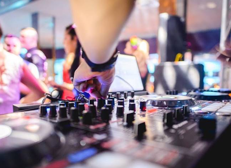 ¿Porque contratar un Dj para tu fiesta?
