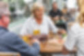 Zwei Frauen und ein Mann mit Apéro-Plättli und Bier bei den Aussensitzplätzen vom Restaurant Libelle